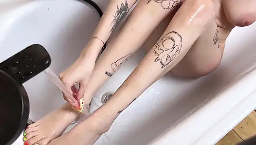 Banyoda mastürbasyon, bir su jeti beni boşaltıyor