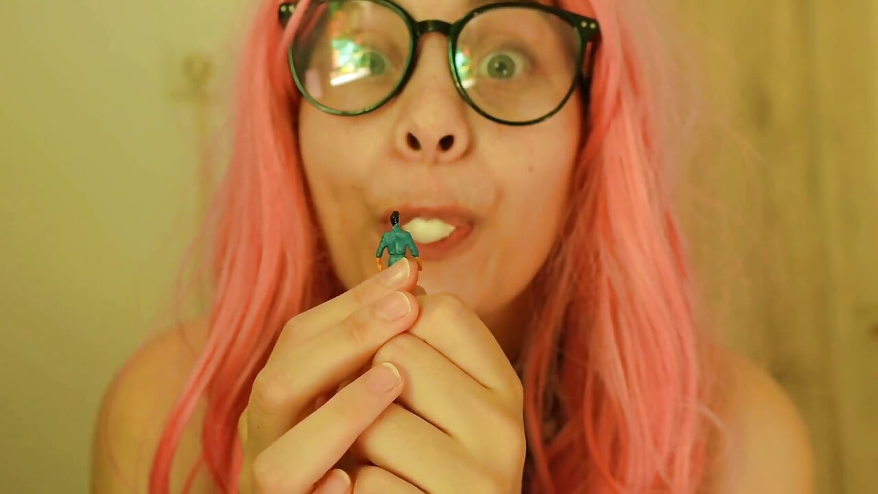 Giantess Chewing Gum