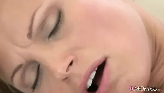 Mom.xxx - tamamen doğal orta yaşlı seksi kadın Silvia Lauren yarakla dolu bir amcık alıyor