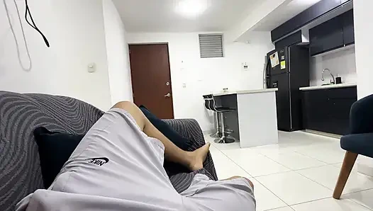 Seksi üvey kız kardeşimin kilitli banyosundan çıkmasına yardım ediyorum, karşılığında sıkı götünü sert sikmeme izin veriyor.