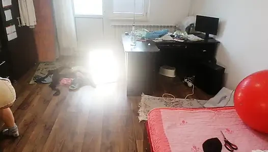 Amatör kadın kıyafetlerini denerken ve keserken eğleniyor.