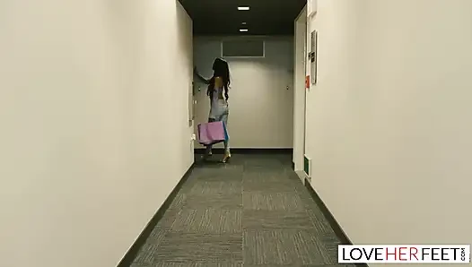 Seksi Sophia Leone gırtlağına kadar alıyor ve büyük bir yarağa biniyor