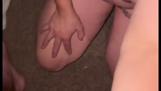 Ehefrau und ehemann haben schmutzigen sex. Schwarzer dildo, fisting, creampie, kommen