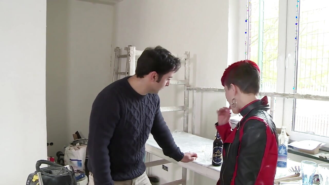 Σέξι κοκκινομάλλα γκόμενα με μικρά βυζιά γαμιέται στο υγρό μουνί της