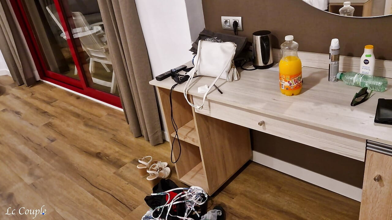 換妻妻子從酒店酒吧找到了新女友，後來他們在房間裡一起吸吮丈夫的雞巴