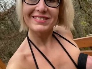 Julie telanjang di hutan