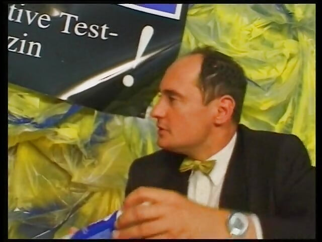 Våt och rörig slampa som bär strumpor och underkläder smälls