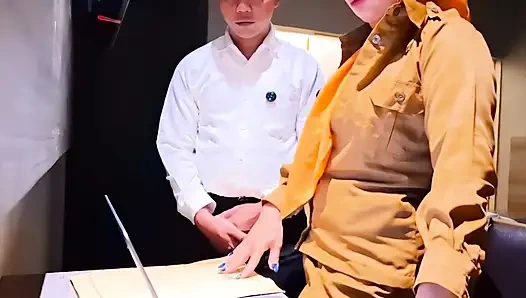 Ngentot teman kantornya setelah laporan rapat selesai