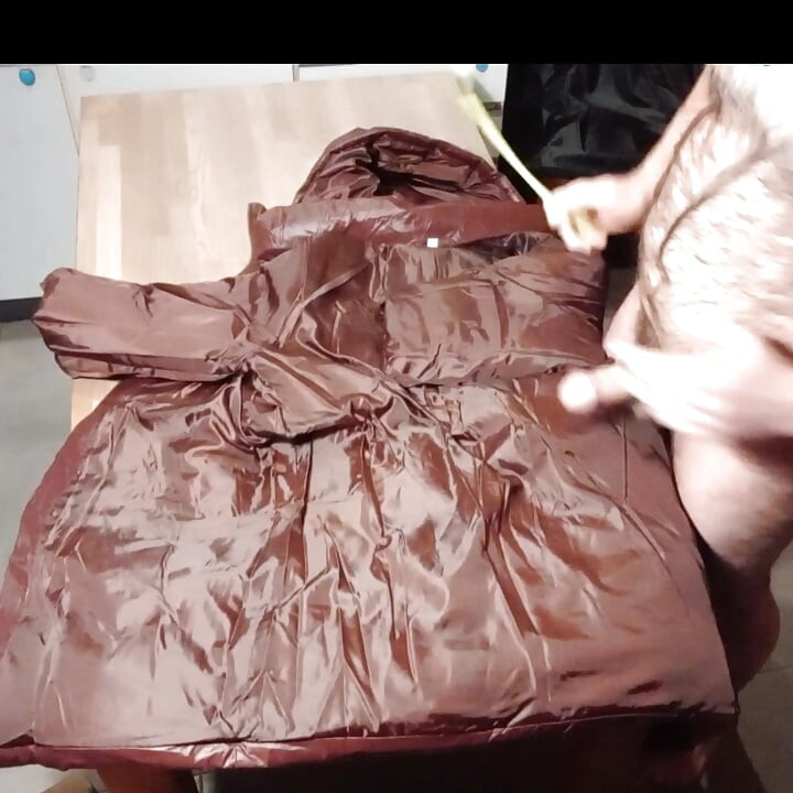 Kirazlı kırmızı kabarık astarı uzun bir sikişten sonra dölümü alıyor