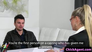 Blondynka agentka castingowa palcami przez klienta