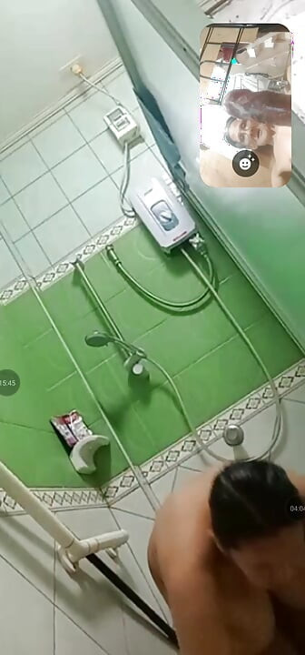 Setelah kami bermain pantat mandi .sementara aku menonton