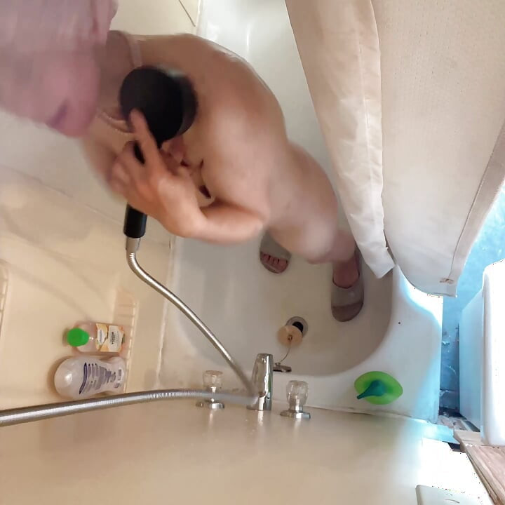 pov Hana w czasie prysznica