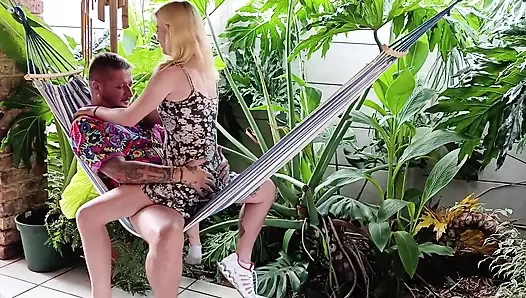 Гавайский трах на улице с маленькой миниатюрной хавайской блондинкой