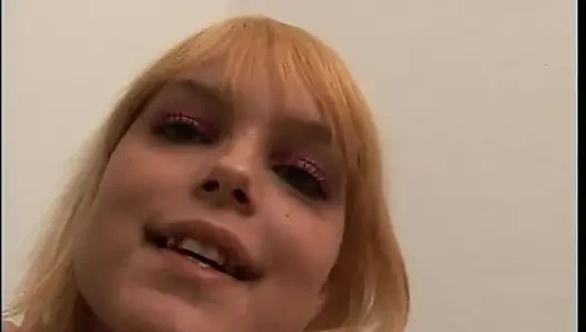 Genç sarışın derin bir sakso çekiyor ve yarağa biniyor