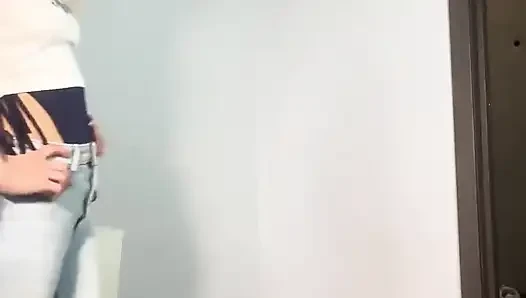 Üvey anne üvey oğlunun önüne işerek boşalmasına yardım ediyor