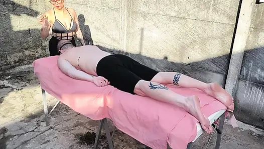 Обнаженный массаж на улице с горячей блондинкой