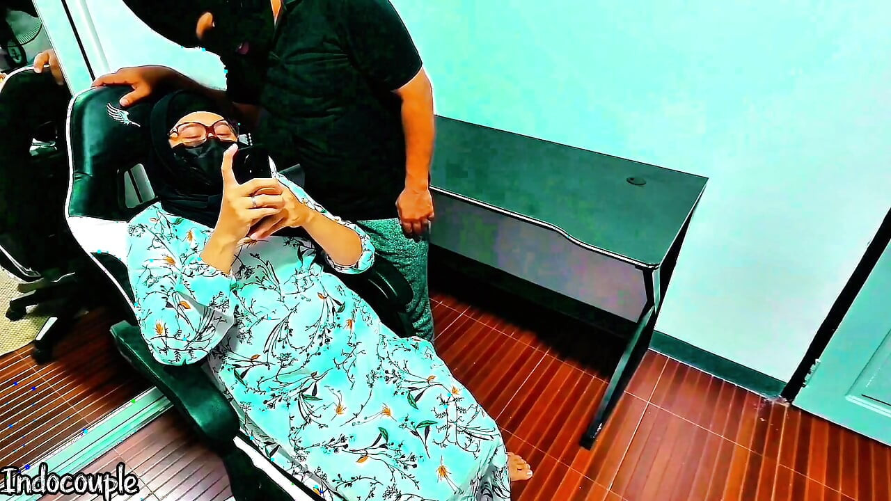 berhijab lagi sendirian di kamar menggoda enak tirinya untuk jilat memek dan ngentot habis-habisan sama sendirian