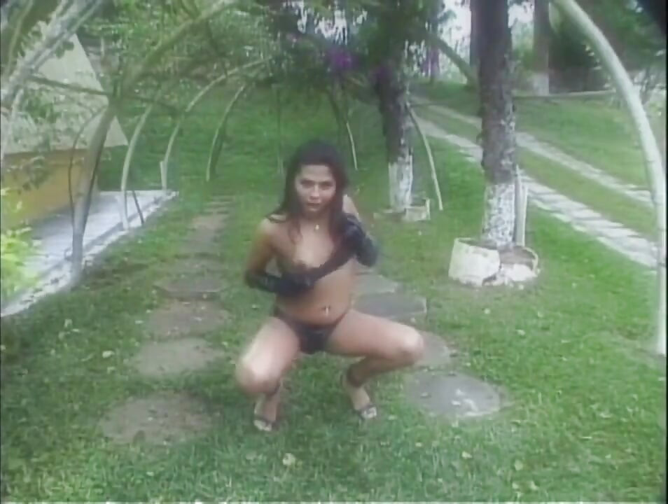 Pantat wanita trans ngentot kontol besar di taman... Crot di mulut