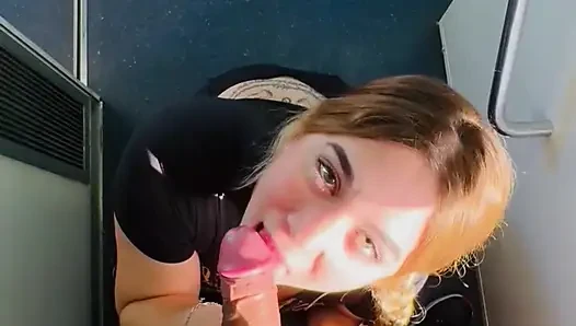 Aku nyepong kontol pacarku di tempat yang berbeda
