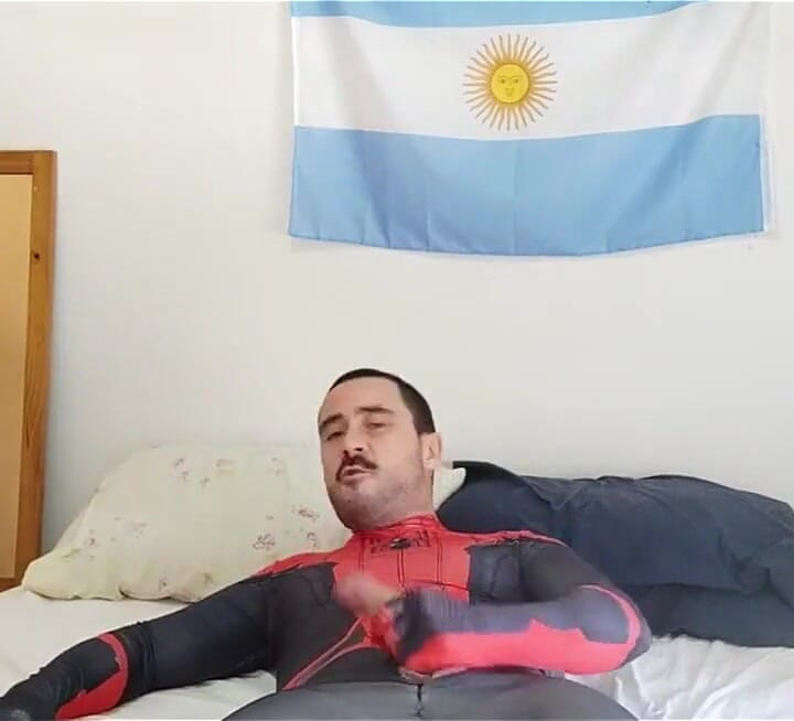 Spiderman longtemps tout le sperme !