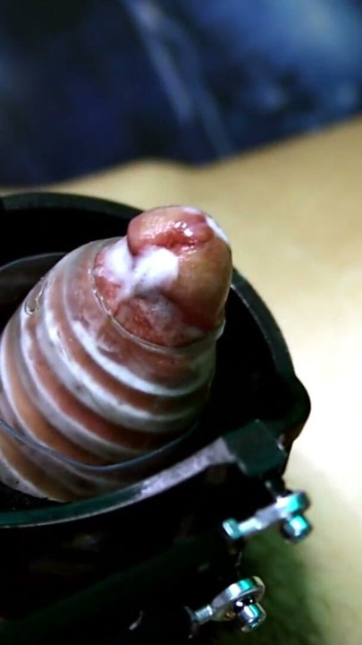 이 가난한 페니스는 BDSM 기계의 움직임을 얼마나 견딜 수 있습니까? | 클립 3