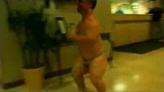 Jason wee man acuna corriendo en público desnudo