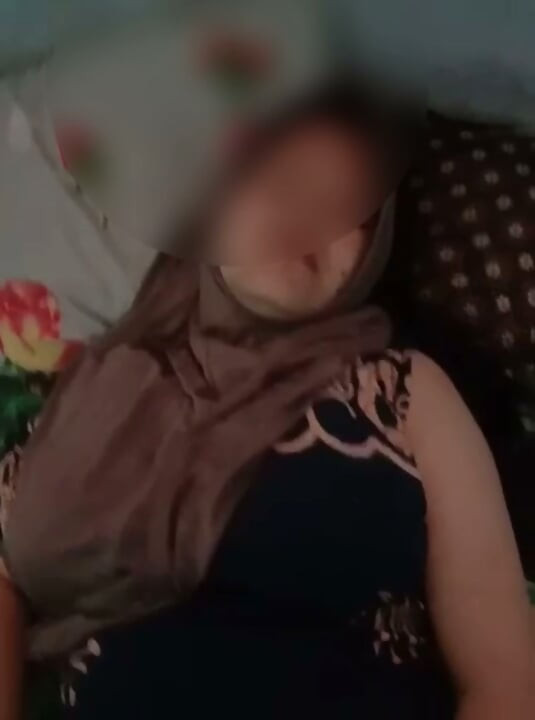 Les soupirs de la villageoise en hijab sont vraiment délicieux