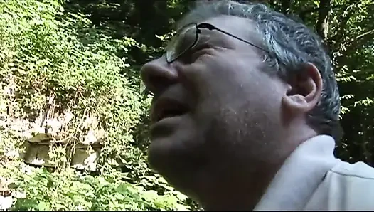 Seksi turist ussy ormanda sikişiyor
