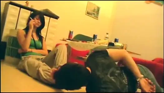 Лижет ее молодые ступни