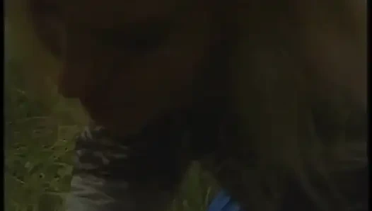 Kıllı sarışın olgun açık havada güzel vakit geçiriyor