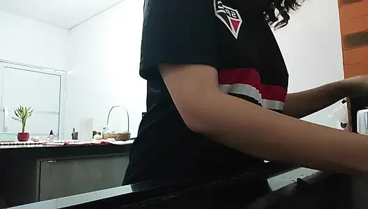 Woman teasing while washing dishes. She loves to transmit to the voyeurs on duty