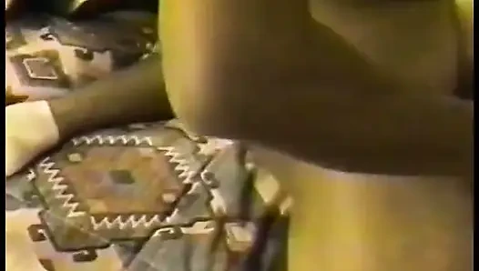 Siyah adam ateşli bir yarağı sikiyor büyük götlü karısını sıkı amında emiyor