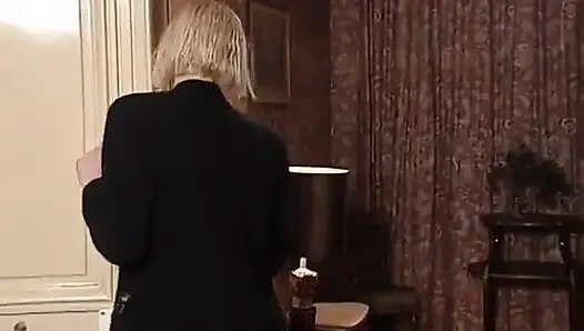 Пухлый Тини с дикими волосами проходит обучение