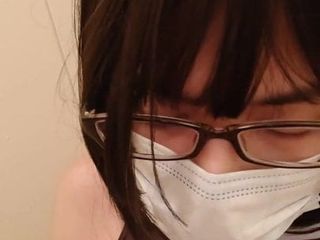 Crossdresser japonesa assiste masturbação e gozada