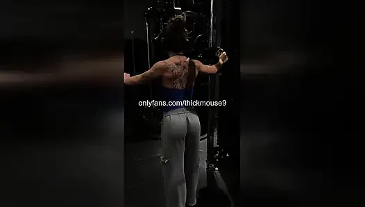 OMG! SHE LEAK HER PUSSY ON LIVE - YOU WON'T BELIEVE THIS!