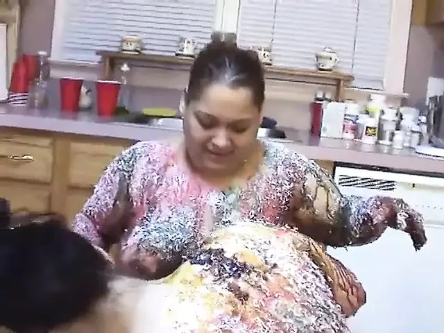 Losyen gemuk dan awek montel Latinas Guna Losyen pada tubuh mereka di dapur