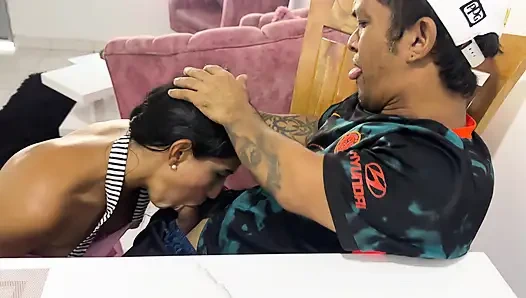 Дик Дварф уничтожает огромную MILF и наполняет её молоком, пока она не брызгает