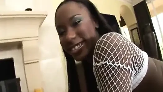 Seksi büyük memeli zenci amcığını büyük beyaz yarakla parçalatıyor