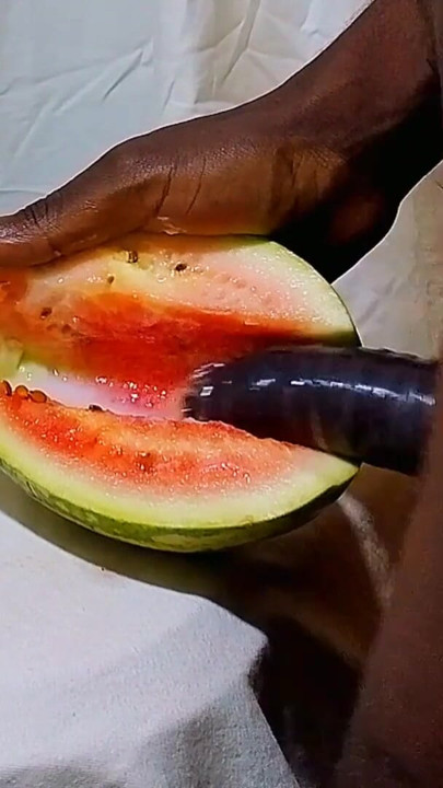 젖은 보지로 달콤한 수박을 사용하는 남성 자위 포르노 여자 핫한 보지를 보면서 섹스하고 즐겼어 | 클립 1