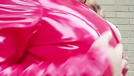 Поклонение клоуну из ПВХ