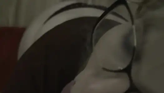 Gadis kebugaran nyepong kontol pelatih olahraga yang pantatnya dicrot sperma hangat