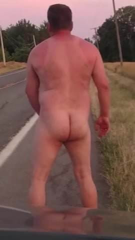 Coroa se exibindo pelado na estrada