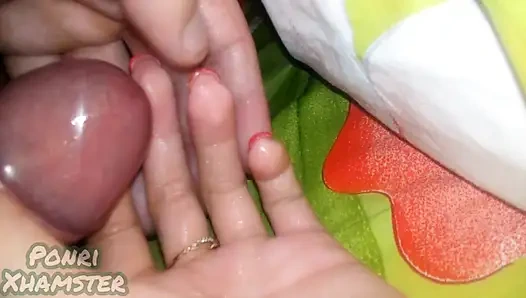 Die hand meiner stiefschwester ist mit precum bedeckt und dann dickes sperma