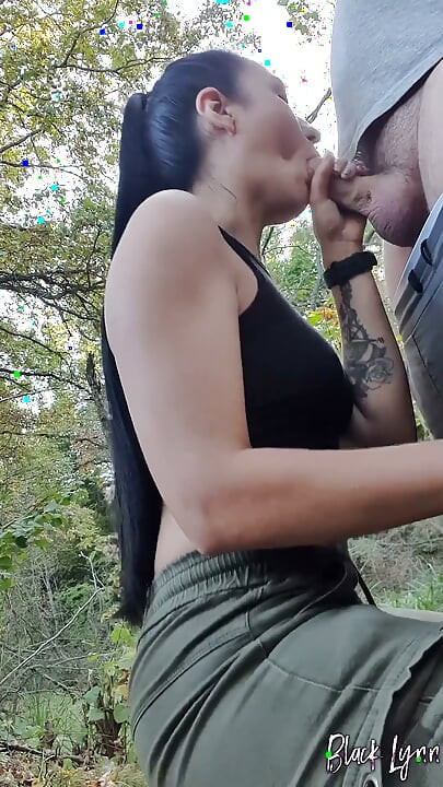 Vandring vlogger hitta en kuk att suga - Selfie avsugning