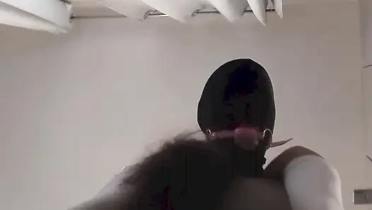 MILF gözleri bağlı ve ağzı bağlanmış, vajina ve ağzında sevişti