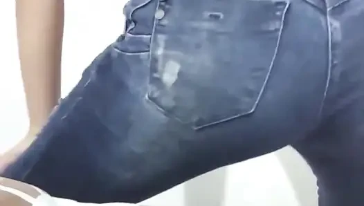 Aku bugil dan menari denganmu sambil pamer pantatku