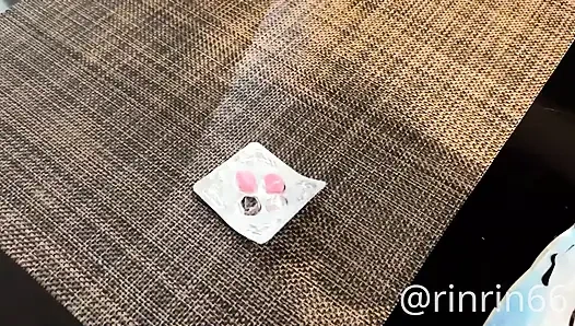 18-jähriges legales schulmädchen wurde beim masturbieren in der schultoilette erwischt. Niedriger Winkel, aphrodisiakum, zum stehenden in der Waschküche.