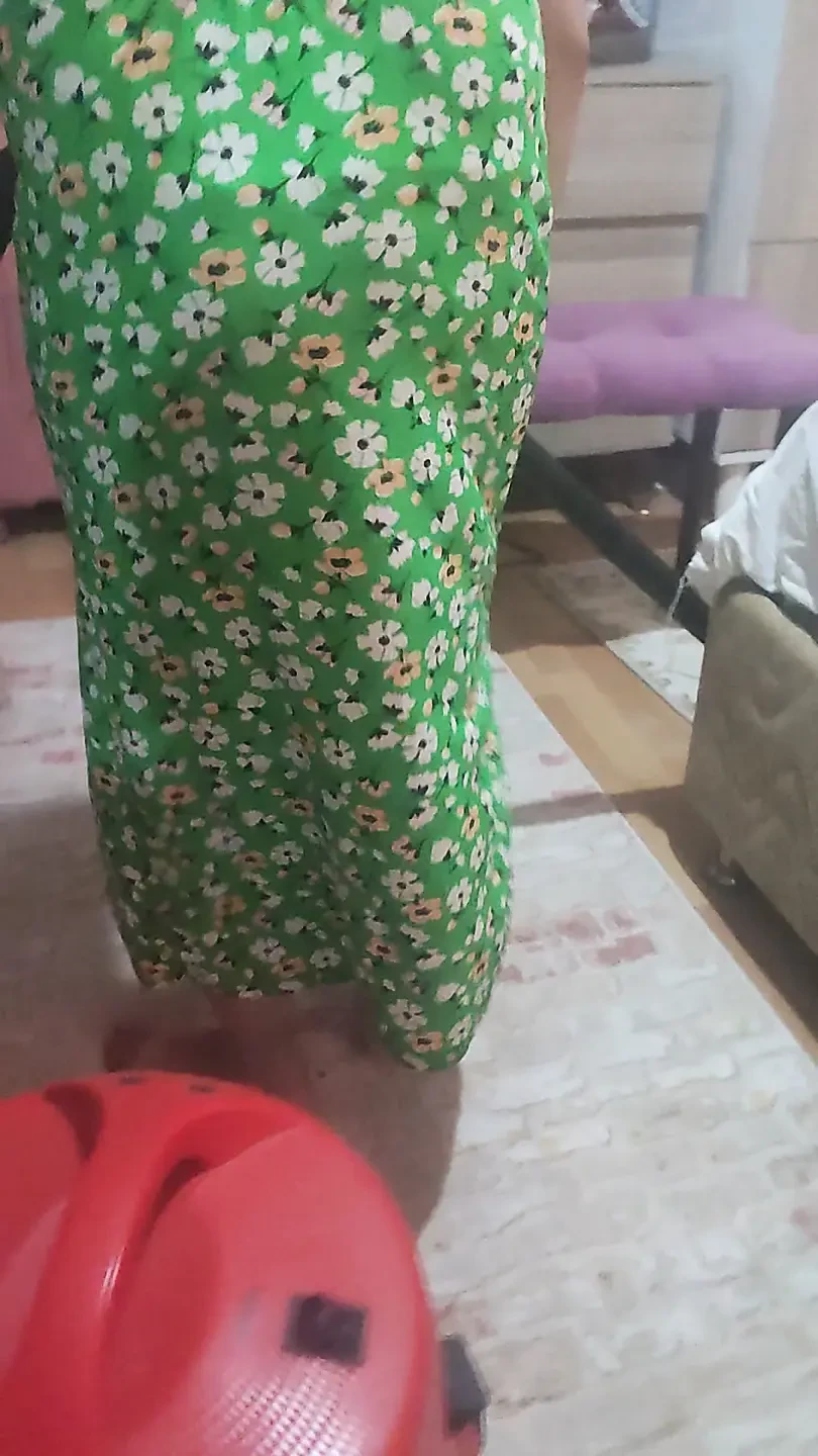 在我给房子吸尘的时候，她来了，舔了我湿润的阴户，把她的鸡巴塞进去。