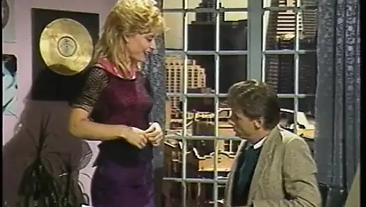 Блондинка-шлюшка с бритой киской обожает, когда ее жестко трахает большой член