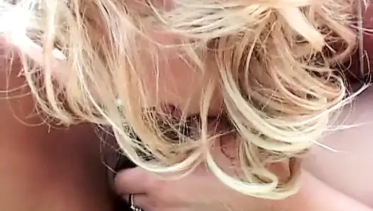 Lesbian pirang erotis menjadi rendah dan mengisap memek pacar remajanya dengan keras